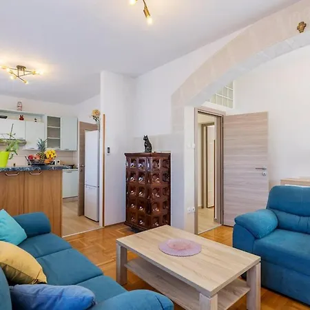 Beautiful For Rest And Restful Sleep Apartman Pula